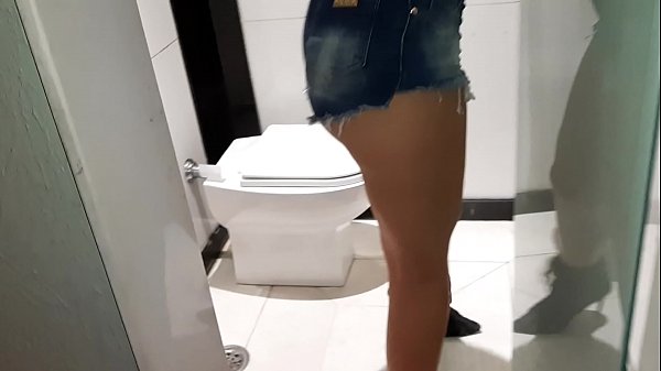 На вечеринке мулат затащил в туалет темноволосую телку в карнавальном наряде и вдул ей в пизду